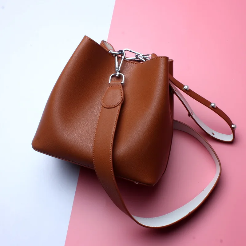 Women's new Korean version of the wild leather bucket shoulder bag Cowhide pure color the zipper handheld diagonal shoulder bag