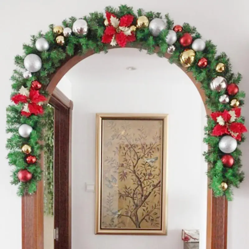 Рождественское украшение на дверь. Украшение еловой гирлянды. Еловая гирлянда украшенная. Украшение двери на новый год. Украшение арки на новый год в квартире.