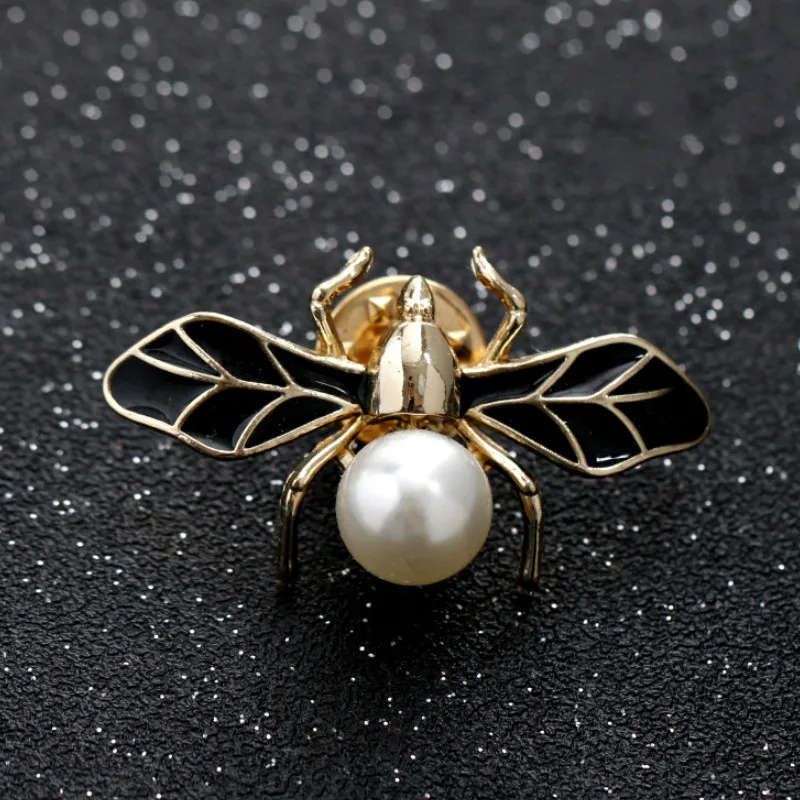 

Korean Fashion Gold Pearl Bee Brooch Jewelry Luxury Metal Collar Lapel Pin Silk Scarf Buckle Button Gifts for Women Accessories