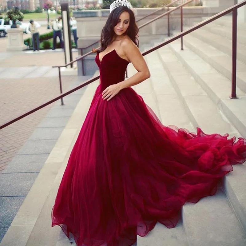 

Dark Red Princess Ball Gown Prom Dresses V Neck Strapless Velvet Tulle Formal Evening Dresses Simple Formal Prom Dress Zipper Up