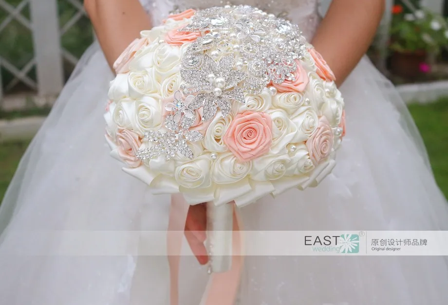 Цвета слоновой кости и коралловый лента розы свадебный брошь букет невесты Свадебные невесты с цветами в руках жемчугом букеты