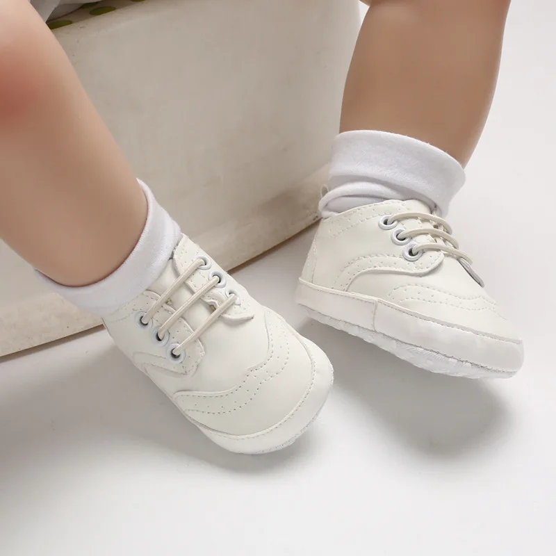 Спортивная кожаная обувь для новорожденных девочек и мальчиков, Нескользящие мягкие кроссовки для малышей, повседневные белые кроссовки на плоской подошве - Цвет: Белый