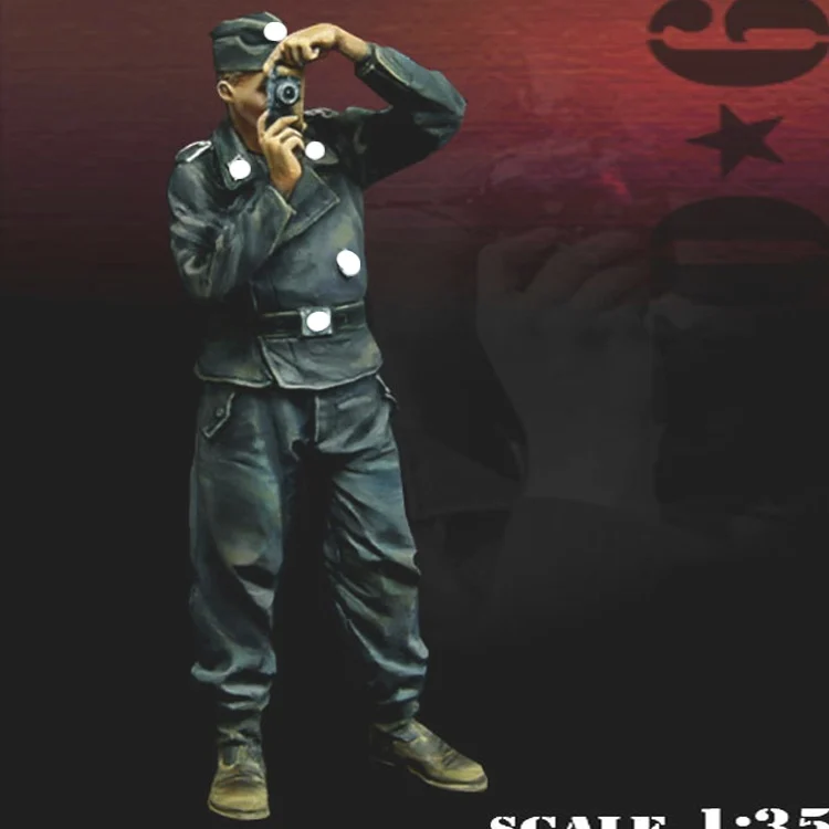 

1/35 Tanker with camera, Resin Model Soldier GK, WWII military themes, Unassembled and unpainted kit