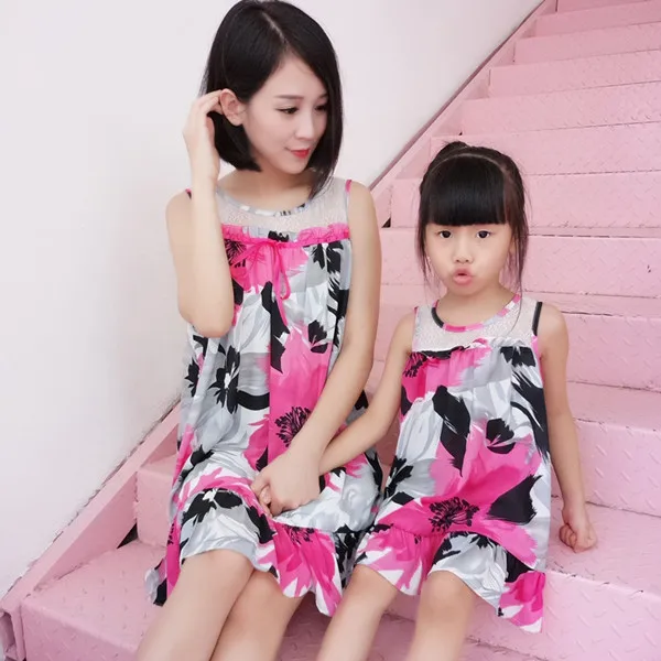 Одинаковые комплекты для семьи летние кружевные платья для мамы и дочки модная одежда милое праздничное платье для мамы и дочки пляжное праздничное платье - Цвет: Розовый