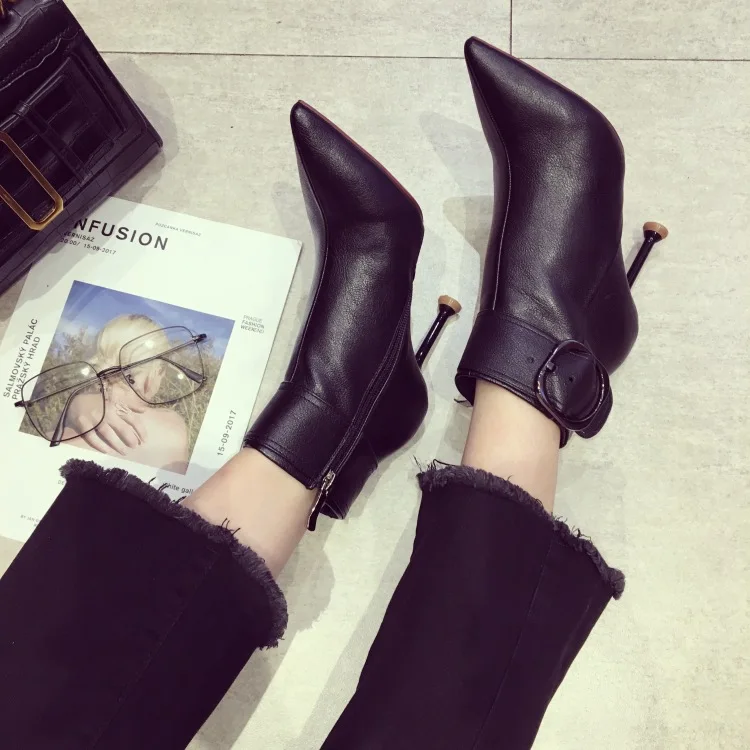 

2018 new stiletto pointed shoes fashion wild slim boots sexy comfortable high-heeled bare boots.