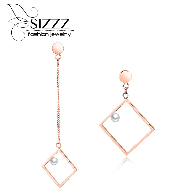 Модные асимметричные серьги. Серьги разной длины. Золотые серьги ассиметричные. Серьги одна длинная и короткая. Разные серьги.