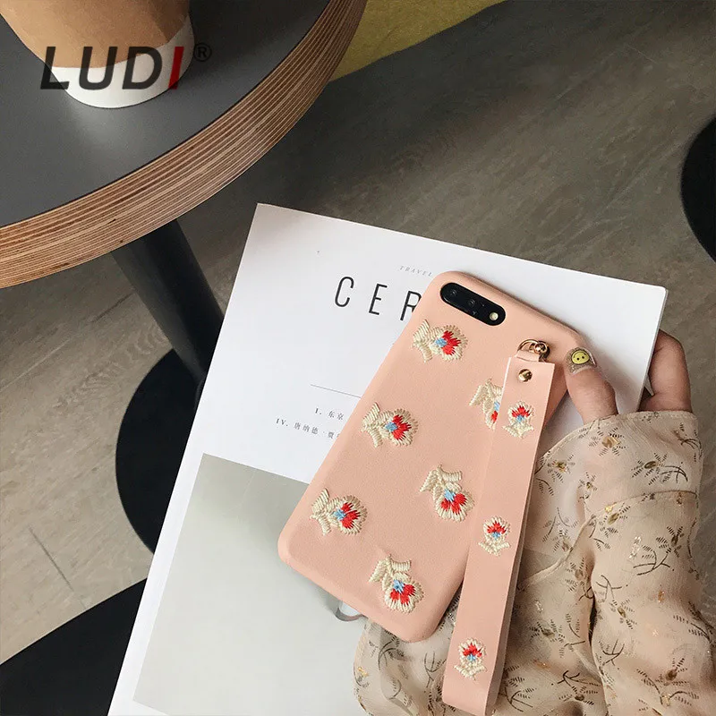 

LUDI Luxury Embroidery Flower Wrist Grip Strap PU Case For iPhone 7 7plus Japanese Style Hard Cover For iPhone6 6plus 6s 6splus