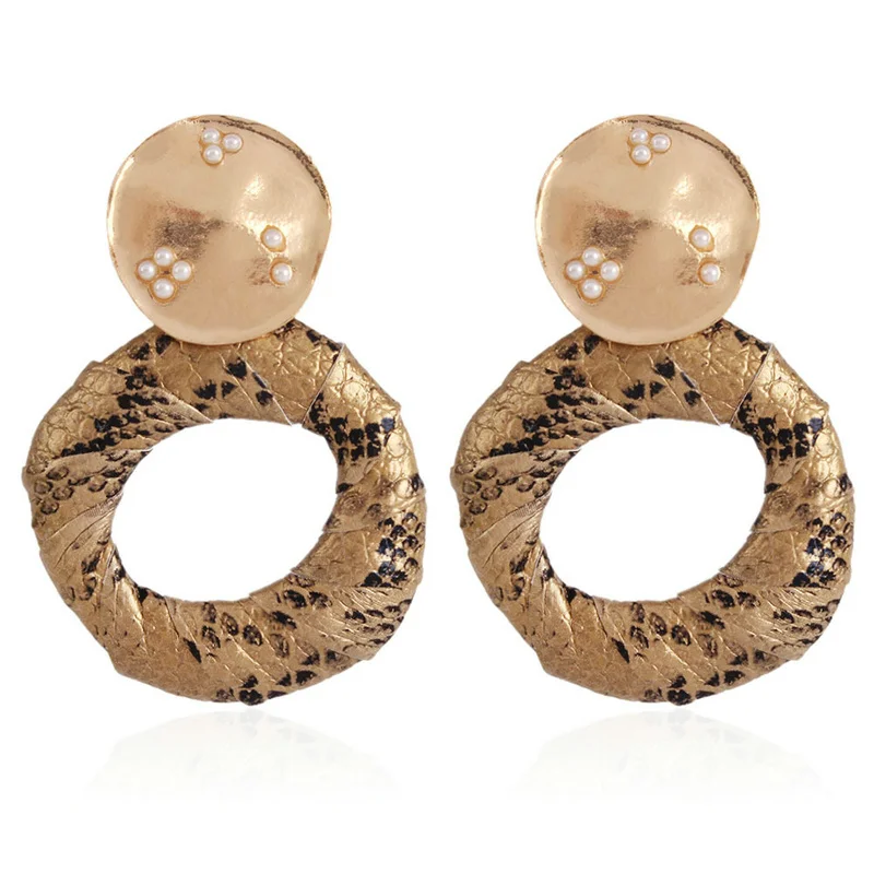 

Simple Design Gold Metal Imitation Pearls Drop Earrings for Women Small Pearl Earring Punk Snakeskin Earrings Ladies Jewelry