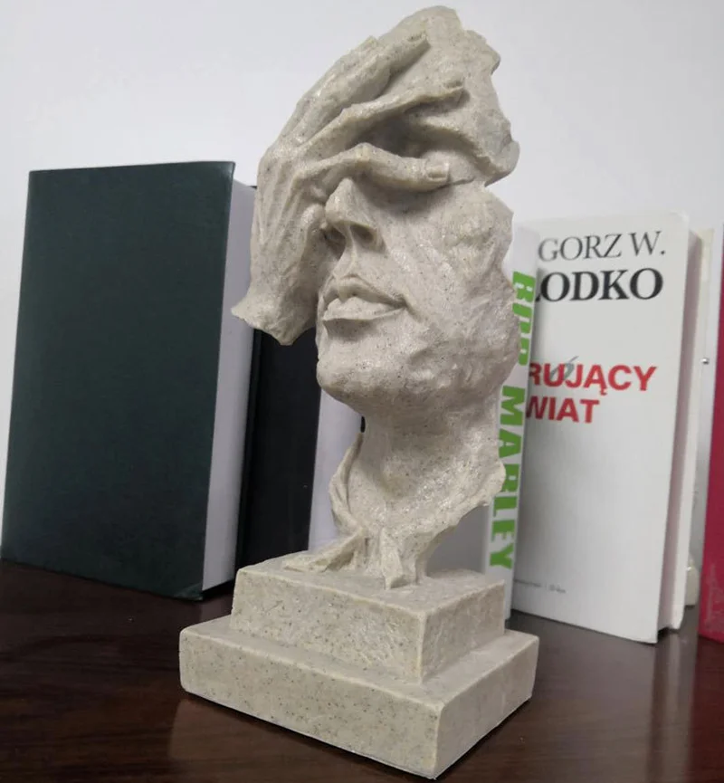 Абстрактная скульптура не выслушивающая говорящая голова человека