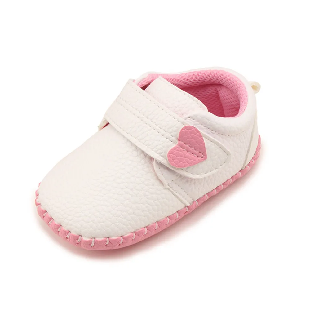 

Delebao Fashion PU Material Baby Shoes Suede Newborn Love Hear & Pentagram Design Hand-stitched leather Infant Shoes Wholesale