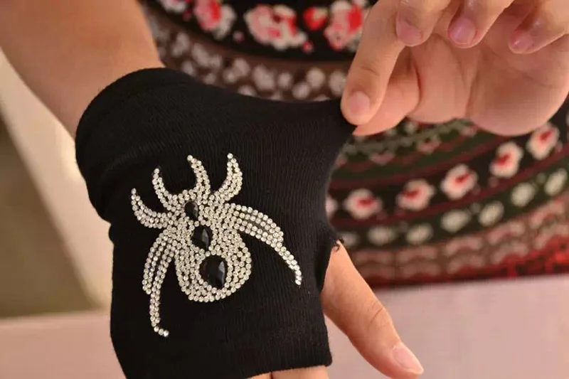 Зимние женские перчатки с милыми рисунками животных из мультфильмов, с черепами, с заклепками, теплые, вязаные, с бриллиантами, с блестками, крутые, без пальцев, танцевальные перчатки G101