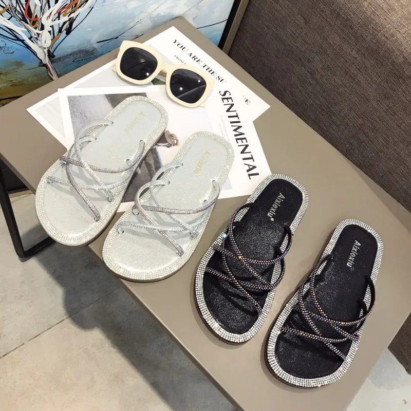 

In the summer of 2019 with flat sequins diamond beach slippers cross fine with Roman woman shoes