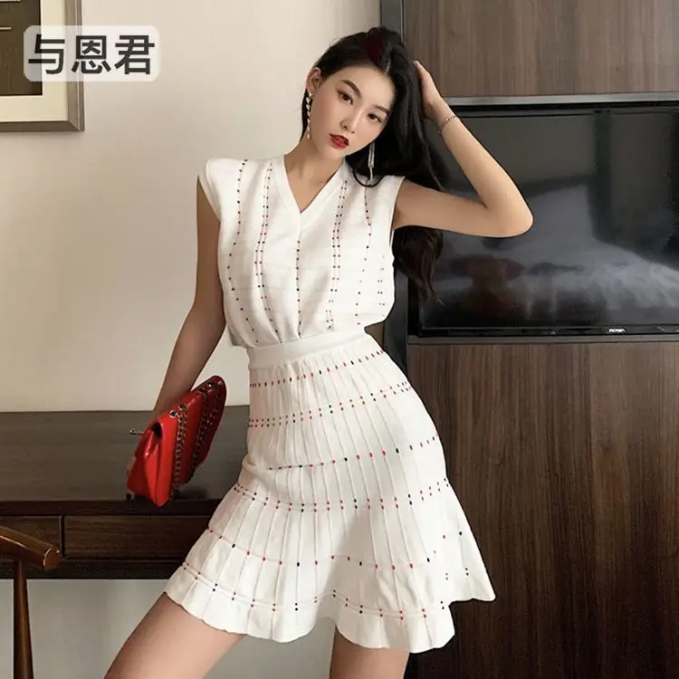 

Girl "with Mr Jun 7470 > chic fashion knitted suits female v-neck vests bust skirt suit or two female