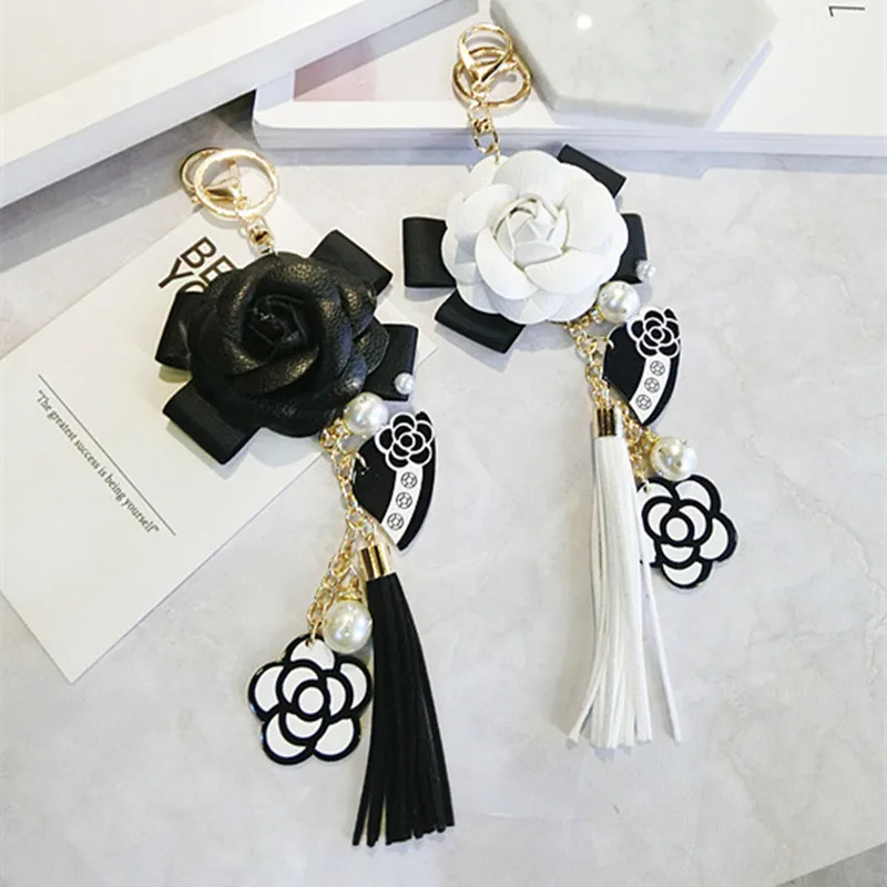 

2017 Famous Brand Keyring Black White Leather Camellia Flower Keychain Women Fashion Flower Key Chains llaveros flore Bag Charms