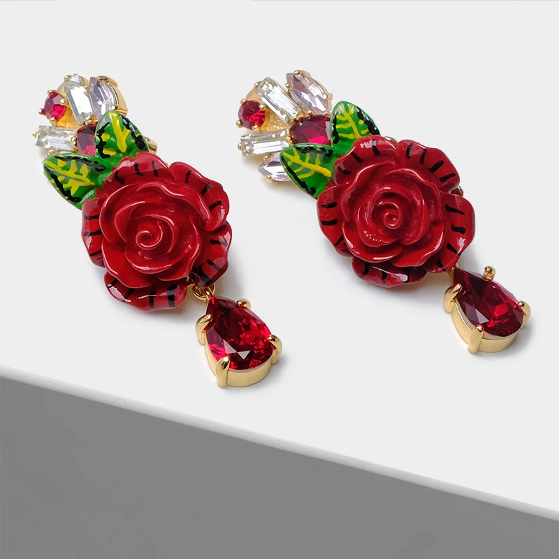 

Two colors of rose enamel for a stylish and beautiful ear clip