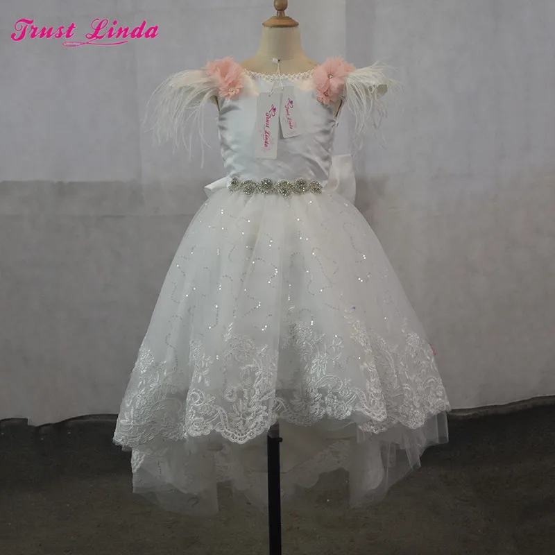 2018 Vintage Arabische Prinses Bloem Meisje Trouwjurken Partij Jassen 3D Bloemen Bloemen Lace Tiered Meisje Communie Jurk 2018 Vintage Arabische Prinses Bloem Meisje Trouwjurken Partij Jassen 3D Bloemen Bloemen Lace Tiered Meisje Communie Jurk