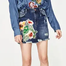 Новинка года Темно-синие Mid Rise патч с коротким джинсовая мини-юбка с молнией спереди и застежкой на пуговицы-рипы и unstitched подол подробно