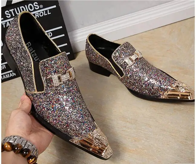 Фирменная Новинка Мужская обувь ручной работы указал золото с металлическим носком Туфли под платье Для мужчин блестящая обувь для вечеринок и свадьбы Мужская обувь