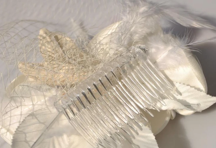 2018 Для женщин Свадебные шляпы бежевый цветы ручной работы свадебные вечерние подарки Тюль Перо тиара Sheer Veil волос с Комбер