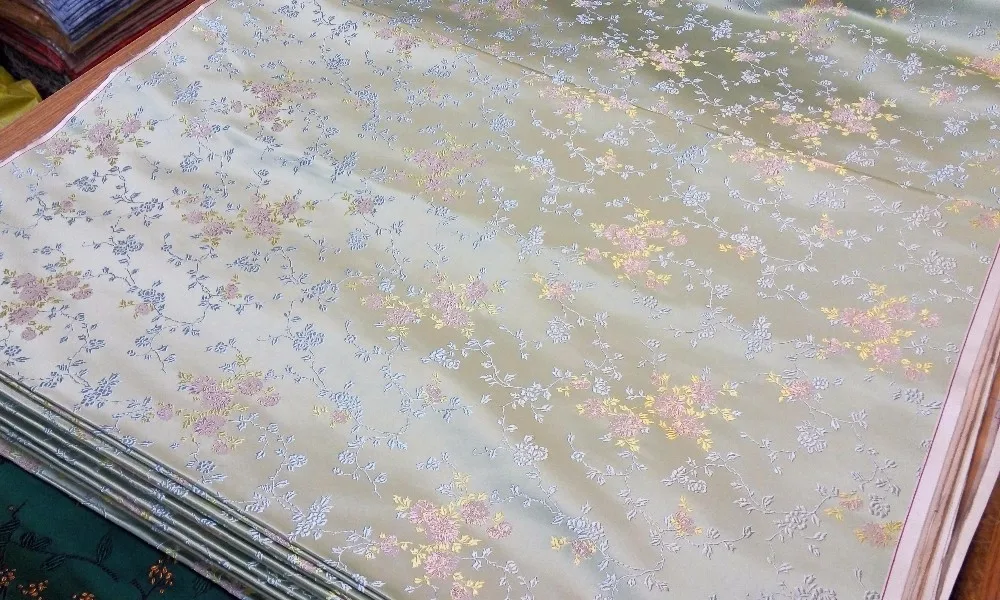 Китайская шелковая парча тканая Дамасская ткань для пошива Чонсам штатив с пневматическим амортизатором зеленая спинка с розовым и золотым маленький цветочный узор новинка