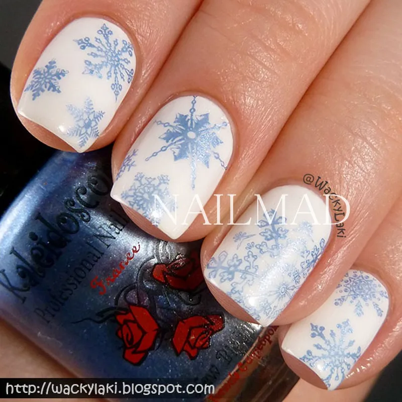 маникюр со снежинками стемпинга. стемпинг снежинки маникюр. маникюр со снежинками и стразами. новогодние ногти. красивый маникюр со снежинками.