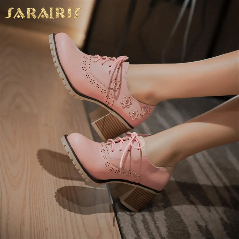 SARAIRIS/; маленькие и большие размеры 32-43; модные туфли-лодочки с перфорацией типа «броги» с милыми цветами; женская обувь для отдыха в британском стиле; женская обувь