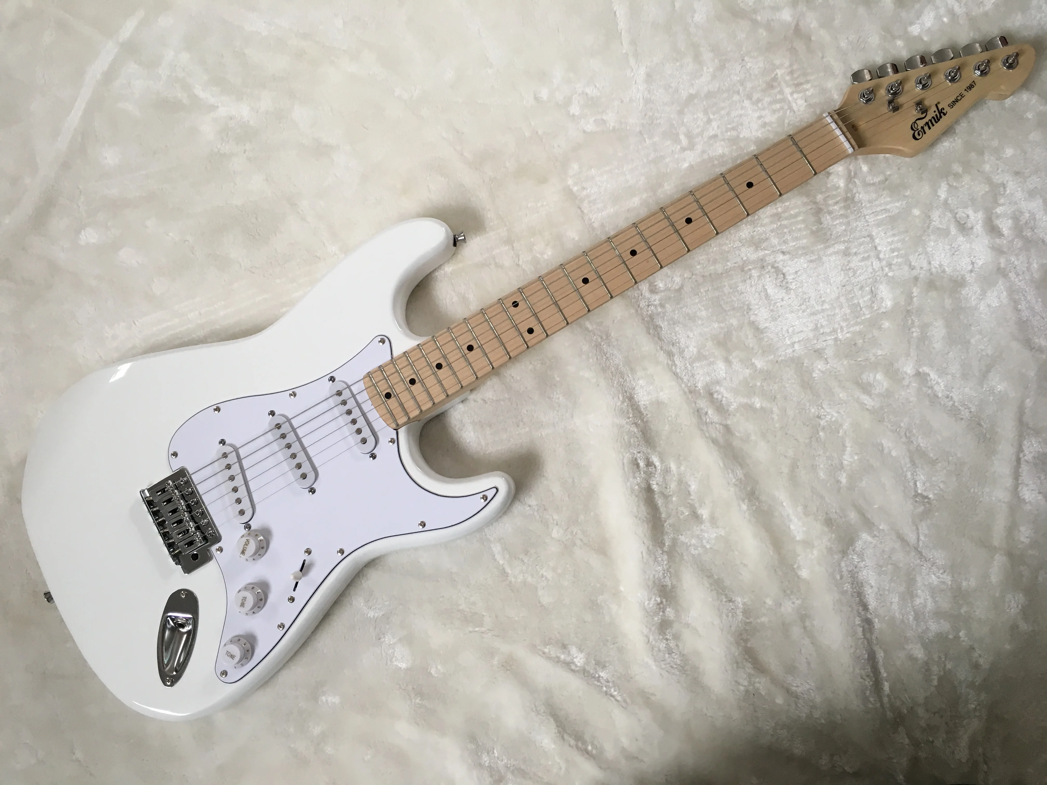 

2019 new Electric guitar/ermik st white color guitar/guitar in china