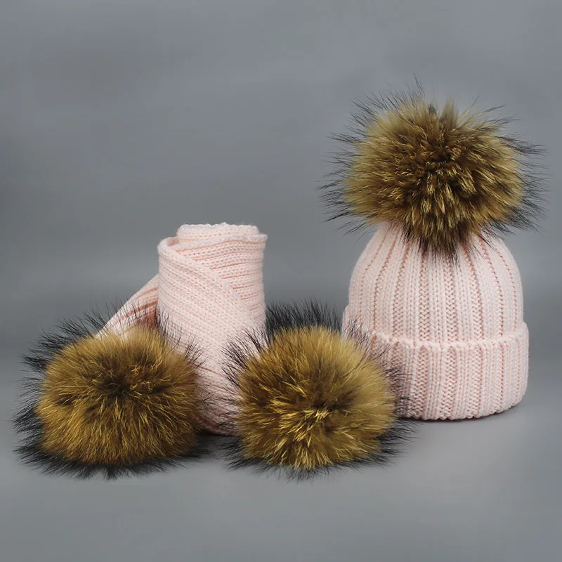 Pink Г. Шапка с помпоном для девочек, теплые вязаные с помпоном из меха, шапка с помпоном и шарф, комплект, детская зимняя шапка с помпоном из натурального меха енота, Skullies - Цвет: Pink