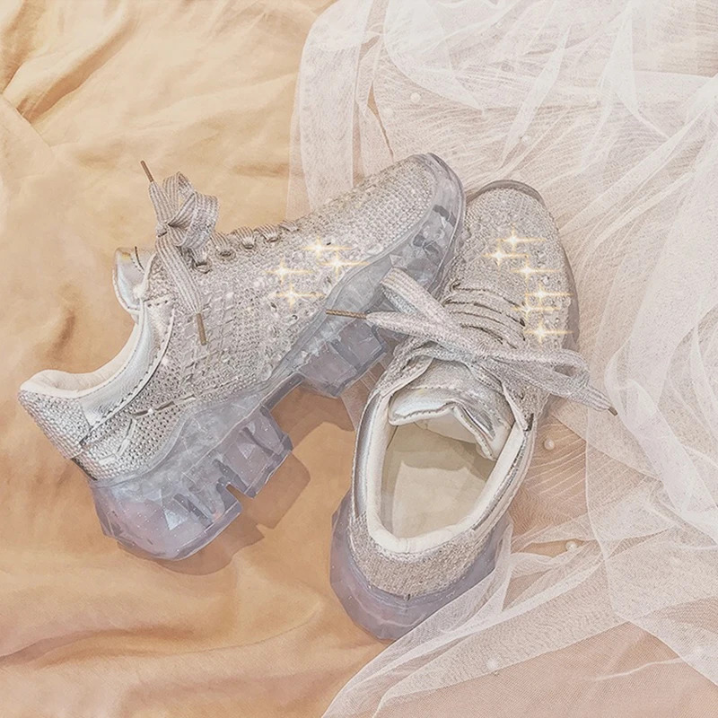 Дизайнерские кроссовки на прозрачной платформе; женские кроссовки на шнуровке из ткани; Серебристый с кристаллами; блестящая Роскошная повседневная обувь для женщин