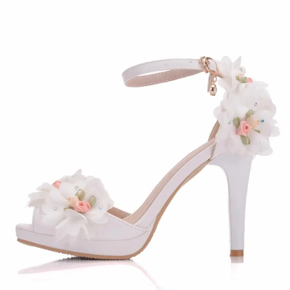 Женская обувь для невесты с кристаллами; Свадебная обувь с бабочкой на высоком каблуке с носком; летние вечерние босоножки-лодочки с кружевными цветами и браслетом - Цвет: white