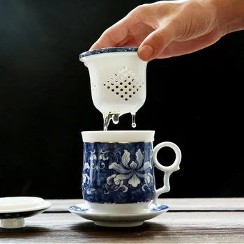 

The blue and white porcelain portable Kung Fu tea four cup ceramic cup with lid filter liner conference cup