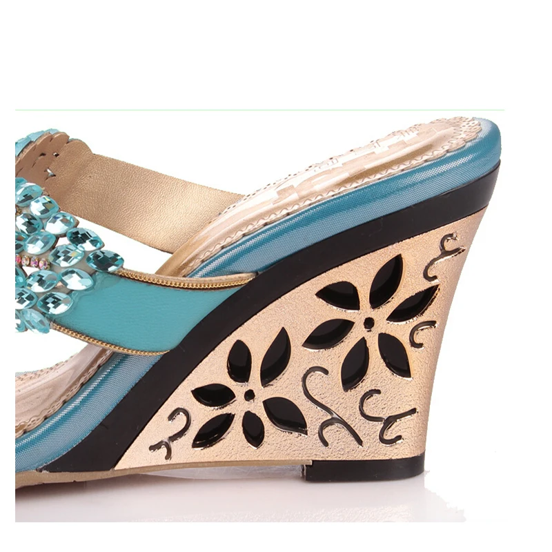 Обувь из натуральной кожи Летние босоножки на высокой танкетке с украшением в