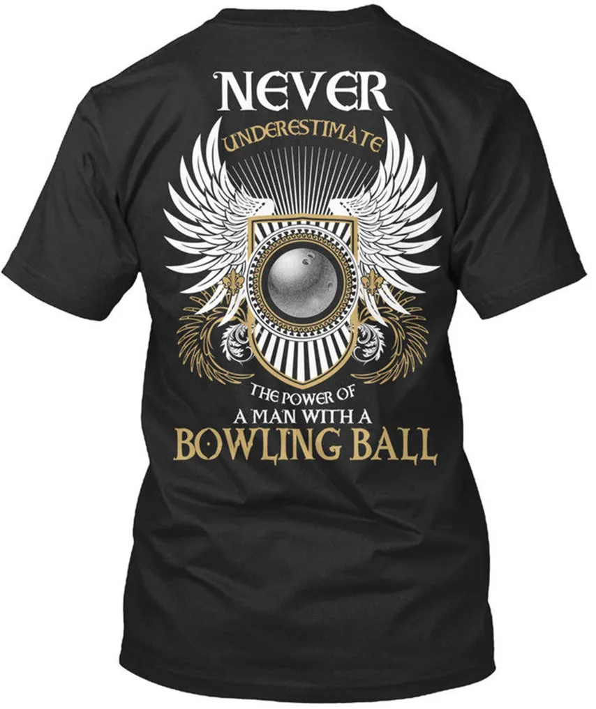 رجل مع Bowlinger الكرة أبدا نقلل قوة قسط المحملة في الهواء الطلق ارتداء T قميص