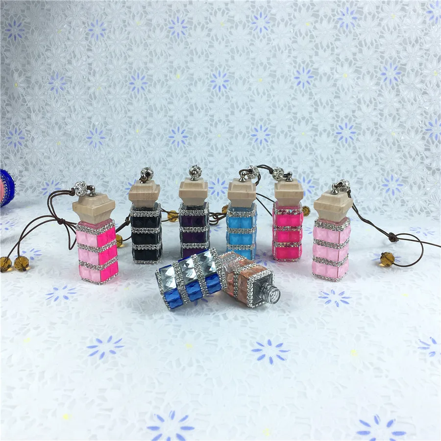 

This is an empty bottle color glass bottle Car perfume bottle Rearview mirror Pendant Car styling perfume Ornaments