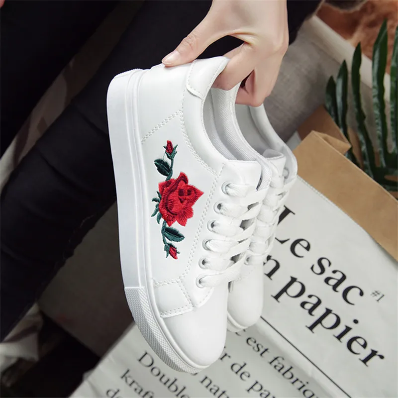 tenis com rosas bordadas
