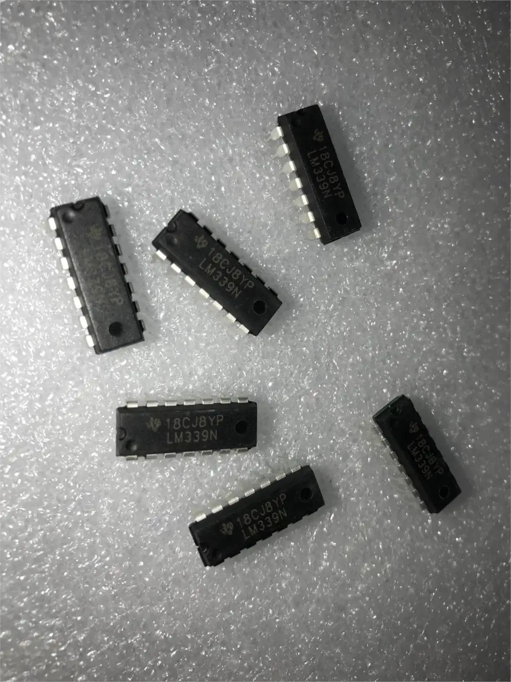 

2019 100pcs/lot New LM339 LM339N DIP-14 Low-Power Low-Offset Voltage Quad Comparators IC free shiping