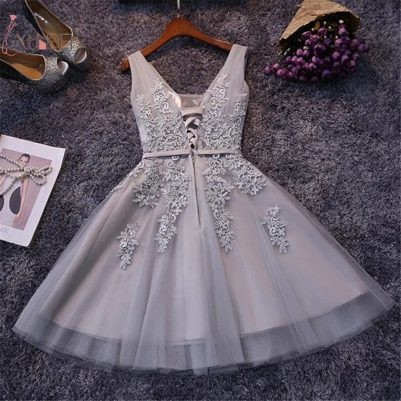 

2019 Silver Tulle Short Prom Dress Sexy V Neck Sleeveless Lace Applique Gown vestidos de gala