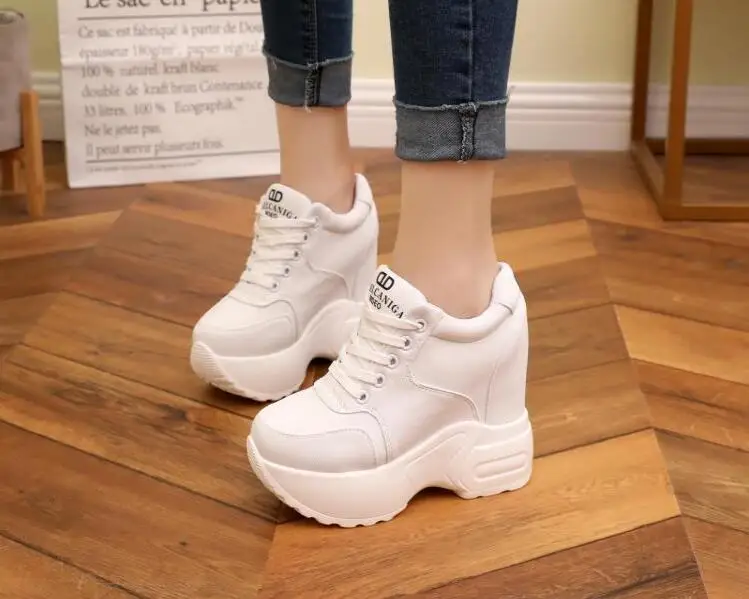 Весенняя дышащая женская обувь на танкетке, визуально увеличивающая рост; осенние женские кроссовки из сетчатого материала; повседневные кроссовки на платформе; белые туфли на каблуке 10 см