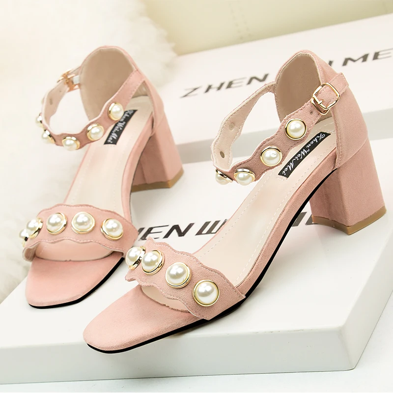 

Qitong 7 CM Sweet Summer Women Flock Crystal and Pearl Square Heel Sandals Wedding and Birthday Shoes Pink and Black Colors