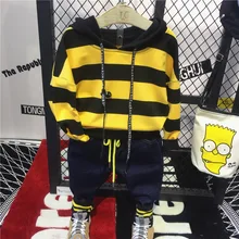 Спортивный костюм для малышей; осенние комплекты одежды для малышей; модная детская одежда для мальчиков; детская полосатая футболка с капюшоном и джинсовые штаны; комплект из 2 предметов