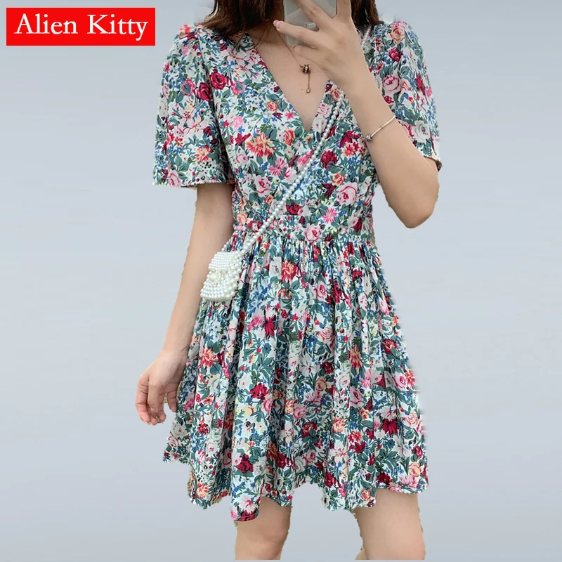 

Alien Kitty Korea Summer Sweet V-Neck Waist-Controlled Beach Style Casual All-Match Loose Vintage Short Sleeves Fresh Dress