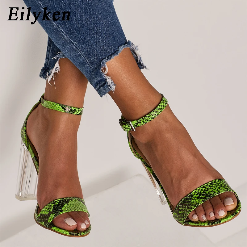Eilyken; Новинка года; пикантные летние туфли с ремешком на щиколотке и пряжкой; босоножки на прозрачном каблуке; Модные Зеленые женские босоножки со змеиным рисунком; размер 42