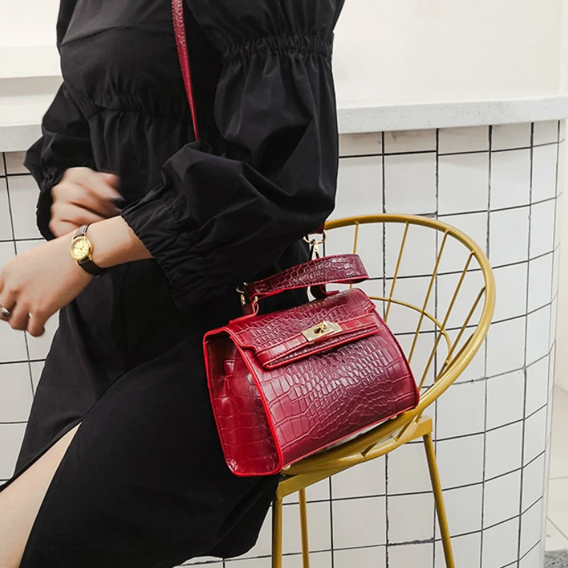 

2018 New Crocodile Grain Fashion Trend Pattern Buckle Square Shoulder Bags Across Wild Ladies Crocodile Grain Crossbody Handbags