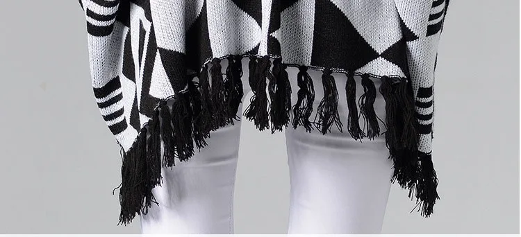 Женское белье ladychili's clothes черно-белое с узором «ромбиками» трикотажное необычное пончо с рукавами, свитер с кисточками SF03