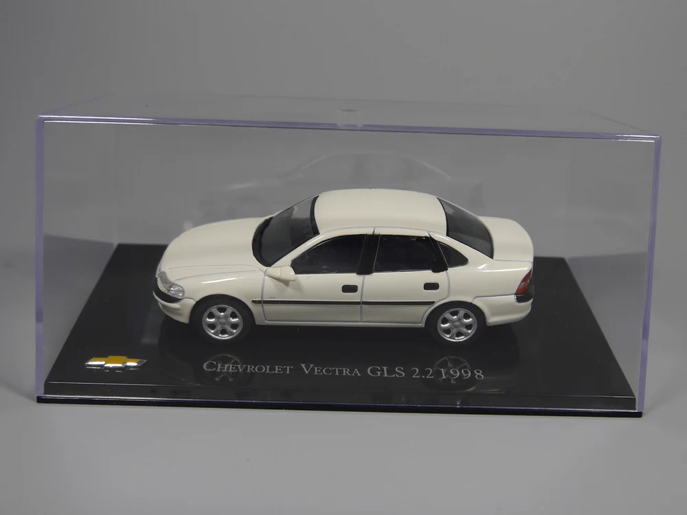 Авто ИНН-иксо 1:43 Chevrolet VECTRA GLS 2,2 1998 литая модель автомобиля