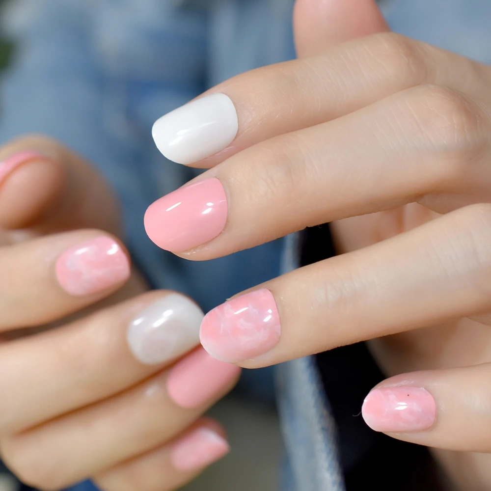 

Round Press On Nail Tips Light Pink Short Fake Nails for Daily Wear Shiny Marble Surface Manicure Tip 24pcs