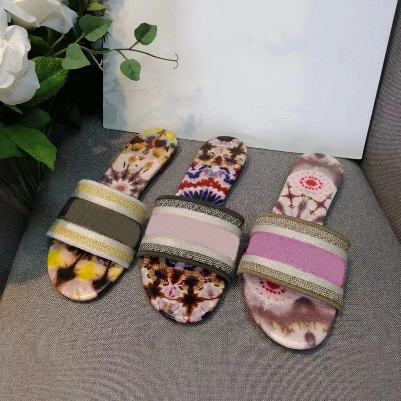 

Summer New 2019 Comfortable Woman Indoor Outdoor Non-Slip Flip Flop Sexy Spell Color Embroidered Lady Comfortable Party Shoes