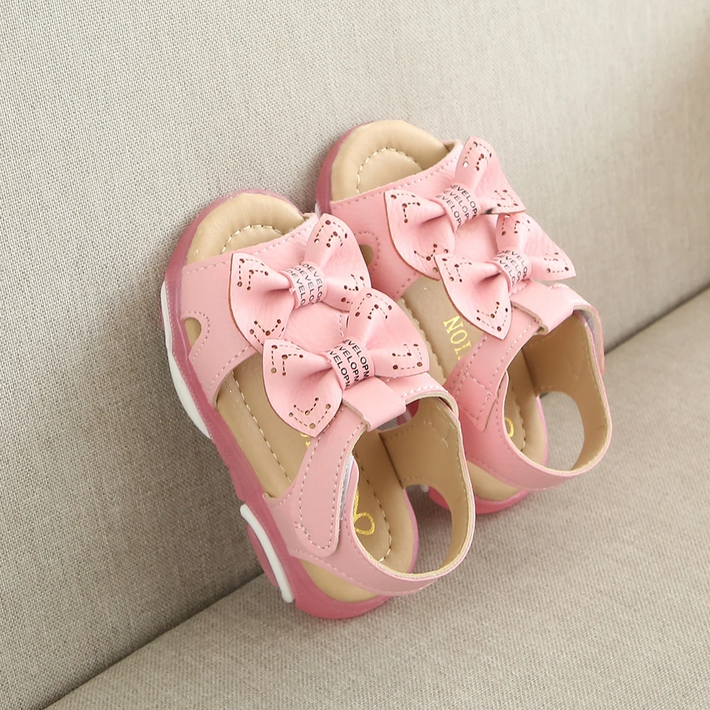 Летняя дышащая нескользящая обувь с бантом для маленьких девочек; светодиодный дизайн; светящаяся обувь; сандалии для малышей; мягкий