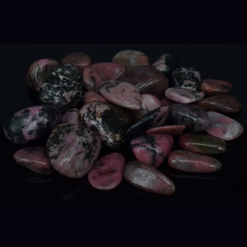 Přírodní růžový černý krystal Rhodonite Crystal Gem Stone Freeform Tumbled Stones Feng Shui Chakra Healing Reiki Stone