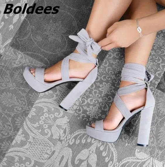 Светло-серые Босоножки на платформе и блочном каблуке; женские дизайнерские модельные туфли на массивном каблуке со шнуровкой